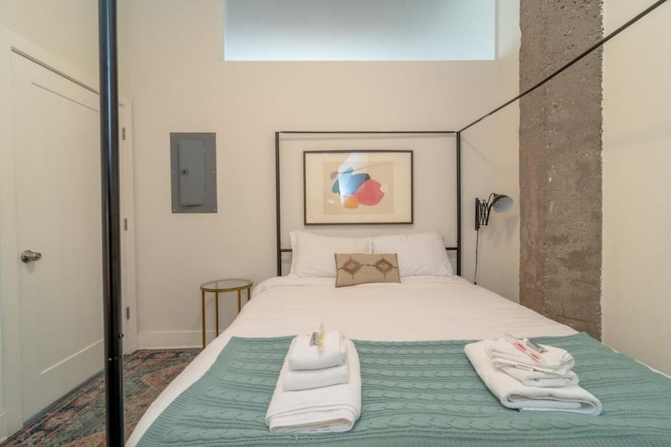 Convenient Cozy 2BR Loft with Optional Parking for 8 guests Near McCormick Place, Soldier Field and Lakefront Trail Apartment in South Loop