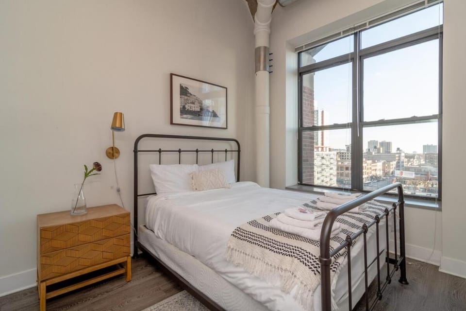 Convenient Cozy 2BR Loft with Optional Parking for 8 guests Near McCormick Place, Soldier Field and Lakefront Trail Apartment in South Loop