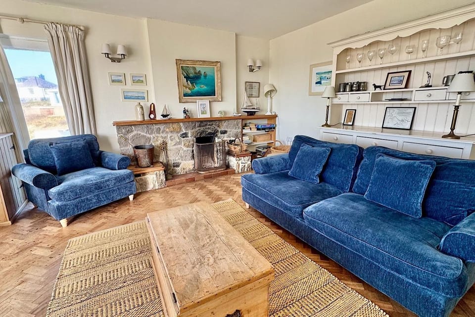 TY CAMP- 4 BED SEA FRONT - RAVENSPOINT ROAD House in Trearddur Bay