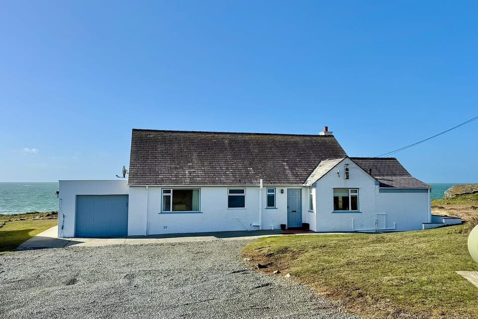 TY CAMP- 4 BED SEA FRONT - RAVENSPOINT ROAD House in Trearddur Bay