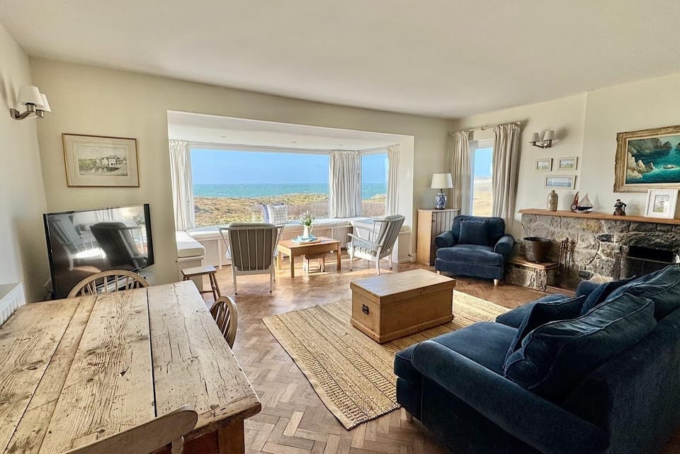 TY CAMP- 4 BED SEA FRONT - RAVENSPOINT ROAD House in Trearddur Bay