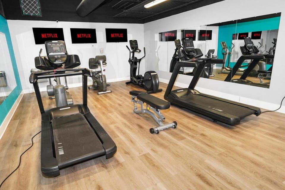 Modern 2BR Loft with Amazing City Skyline View and Optional Parking for 8 Guests Near McCormick Place and Soldier Field Apartment in South Loop