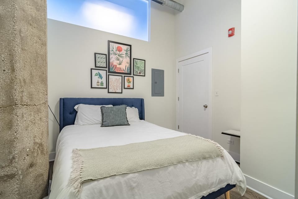 Modern 2BR Loft with Amazing City Skyline View and Optional Parking for 8 Guests Near McCormick Place and Soldier Field Apartment in South Loop