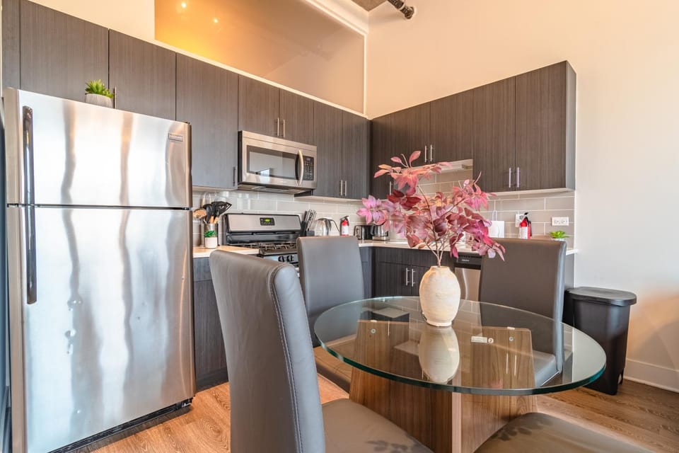 Modern 2BR Loft with Amazing City Skyline View and Optional Parking for 8 Guests Near McCormick Place and Soldier Field Apartment in South Loop