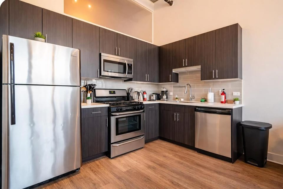 Modern 2BR Loft with Amazing City Skyline View and Optional Parking for 8 Guests Near McCormick Place and Soldier Field Apartment in South Loop