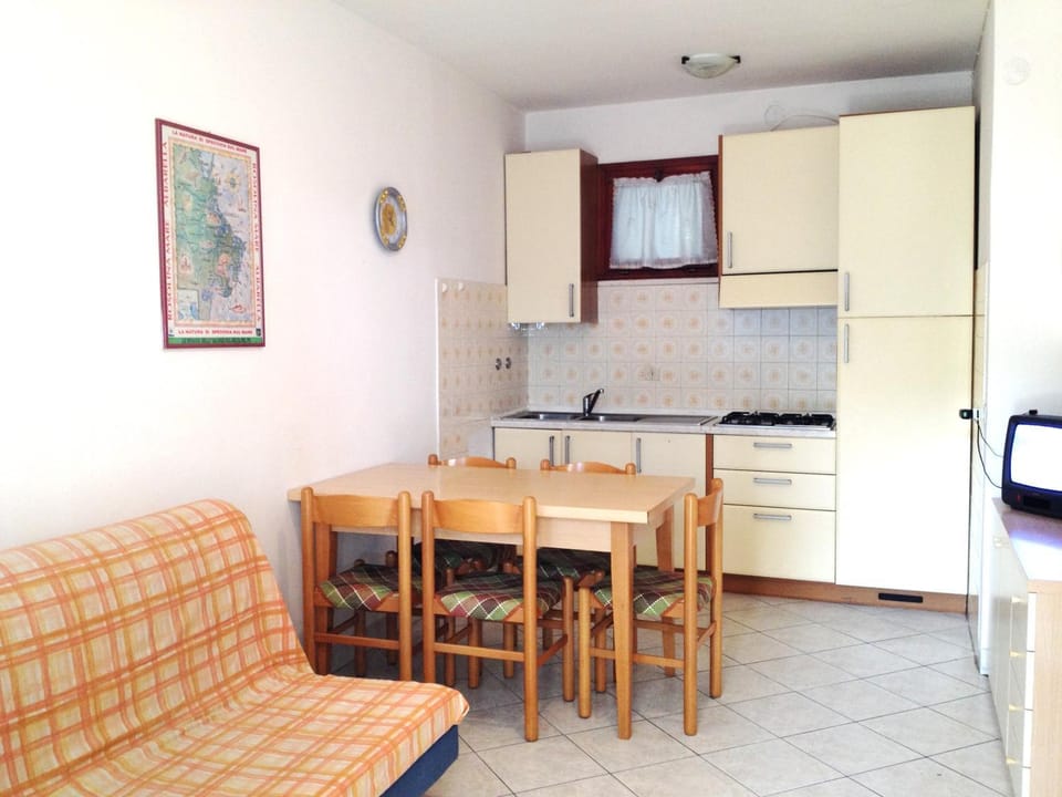 Kitchen or kitchenette, Living room, Dining area
