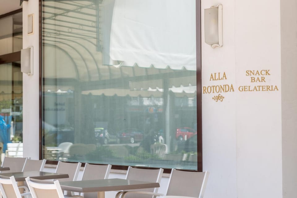 Facade/entrance, Lounge or bar