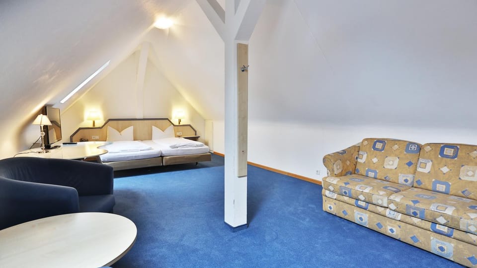 Photo of the whole room, Decorative detail, Seating area, Bedroom