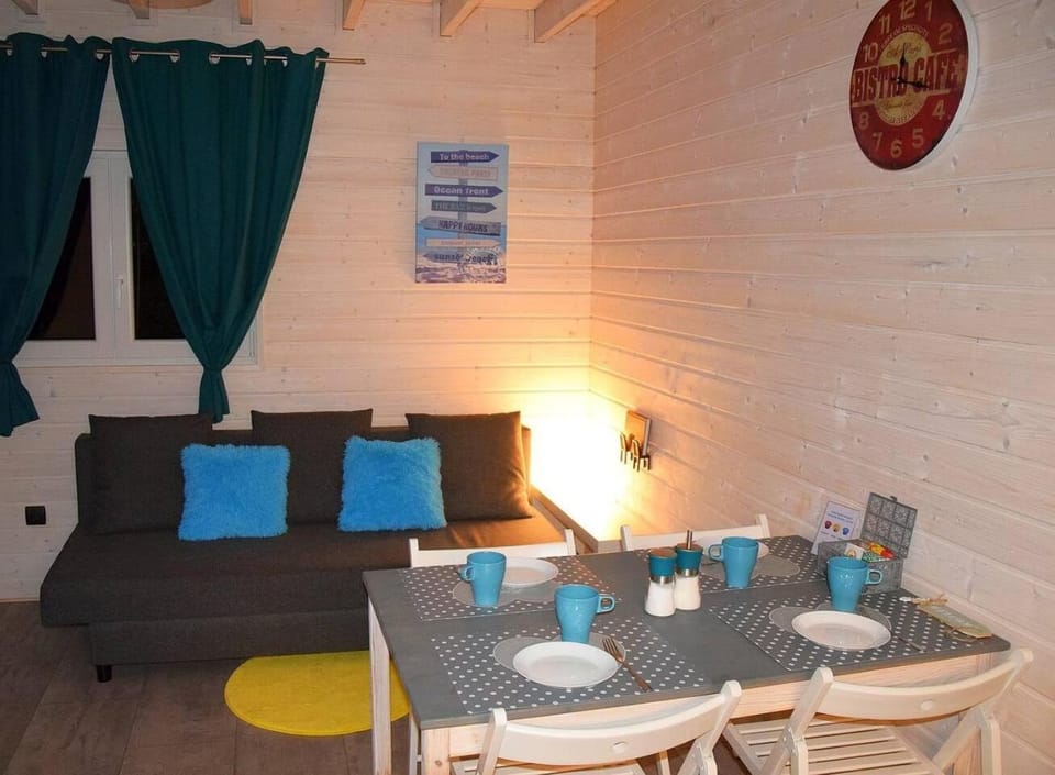 Living room, Lounge or bar, Seating area, Dining area