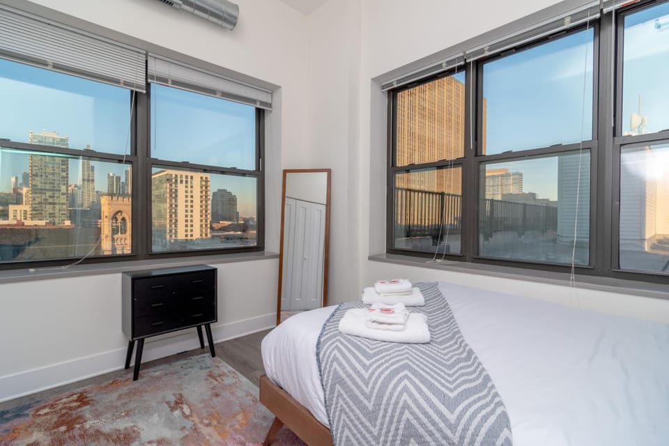 McCormick Place 3BR Luxury Penthouse Duplex with Personal Rooftop and Optional Parking for 8 guests in Chicago South Loop Apartment in South Loop