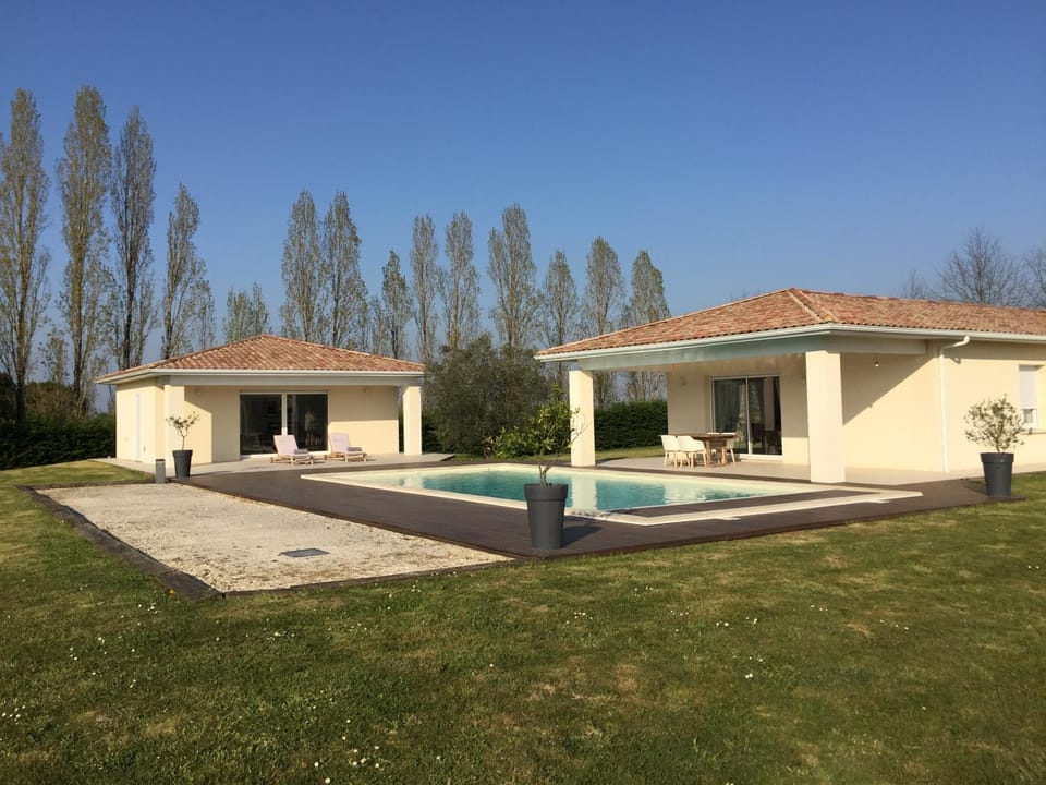Property building, Garden, Swimming pool, Swimming pool