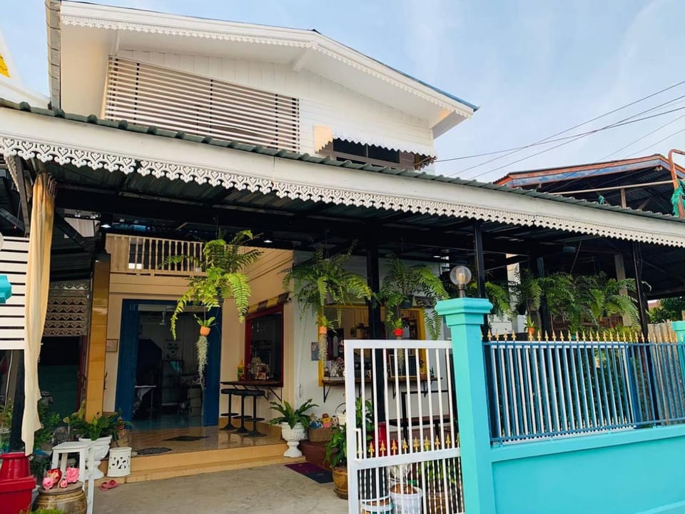 Property building, Day, Balcony/Terrace