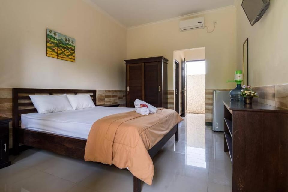 Bed, TV and multimedia, Bedroom, towels, wardrobe, air conditioner