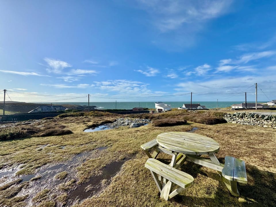 THE CREST- 4 BED SEA VIEW PROPERTY -TREARDDUR BAY House in Trearddur Bay