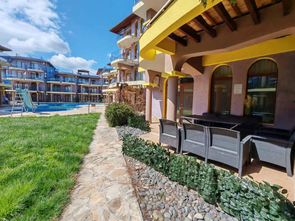 Patio, Garden, Garden, Balcony/Terrace, Seating area, Garden view, Pool view, Swimming pool, sunbed