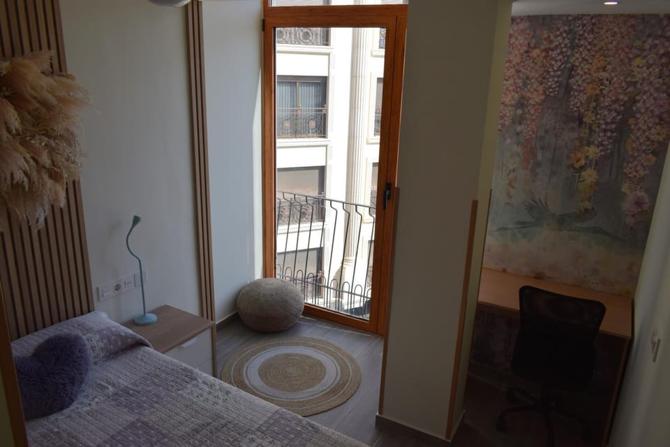 Bed, Off site, Neighbourhood, TV and multimedia, Photo of the whole room, Decorative detail, Seating area, Bedroom, City view, internet