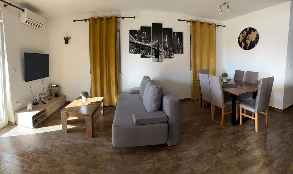 Communal lounge/ TV room, TV and multimedia, Living room, Seating area, Dining area