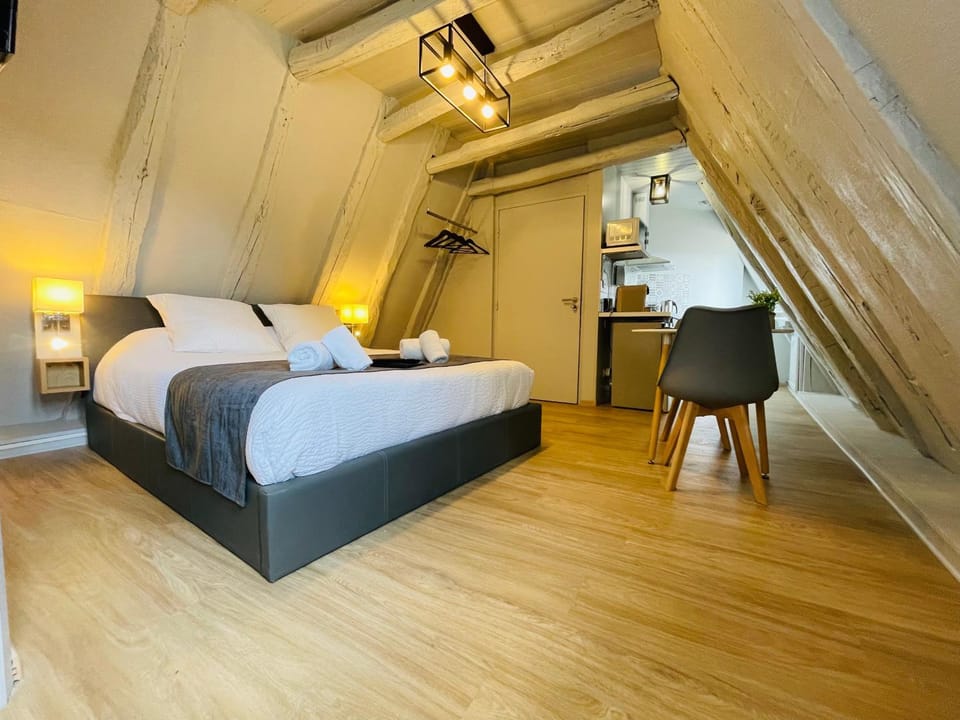 Bed, Photo of the whole room, Bedroom