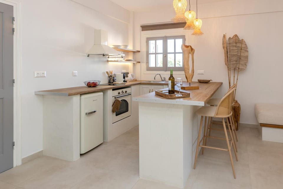 Kitchen or kitchenette, Dining area, minibar, oven, stove