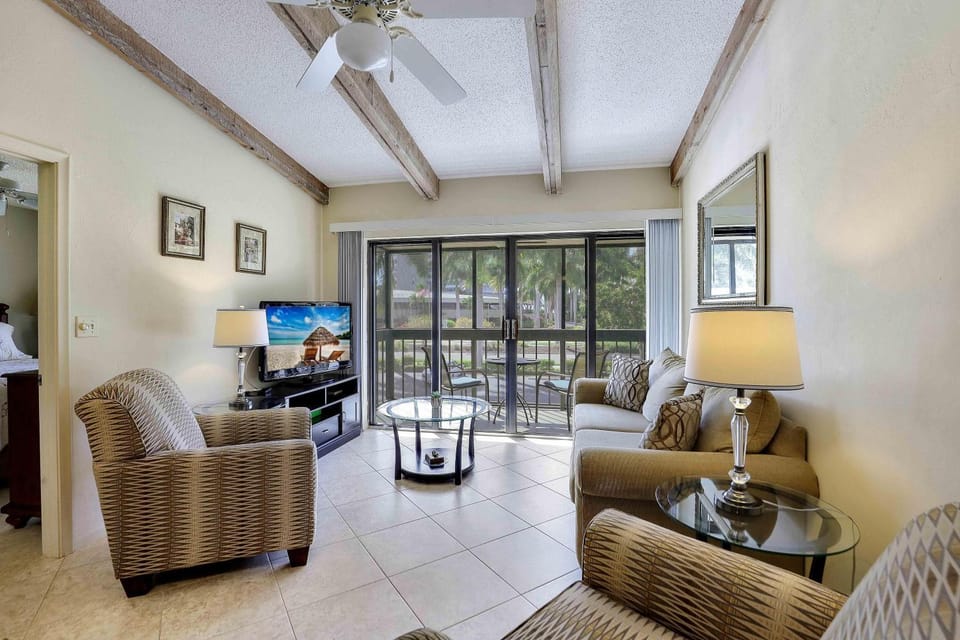 Inland condo with pool and steps to beach/food/shops House in Marco Island