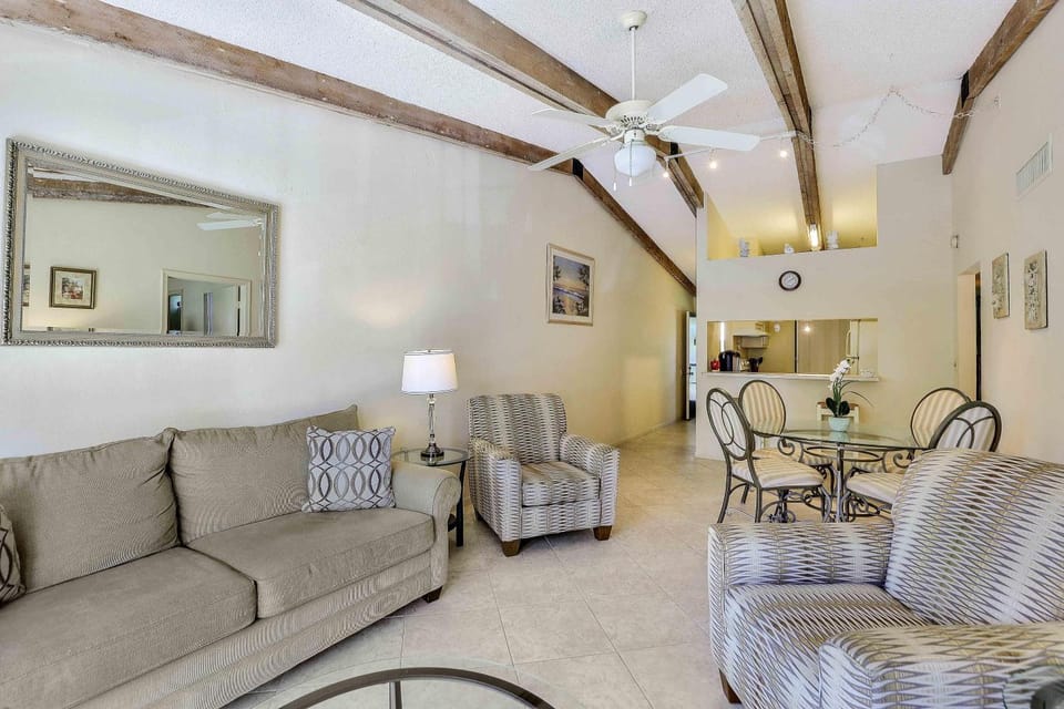 Inland condo with pool and steps to beach/food/shops House in Marco Island