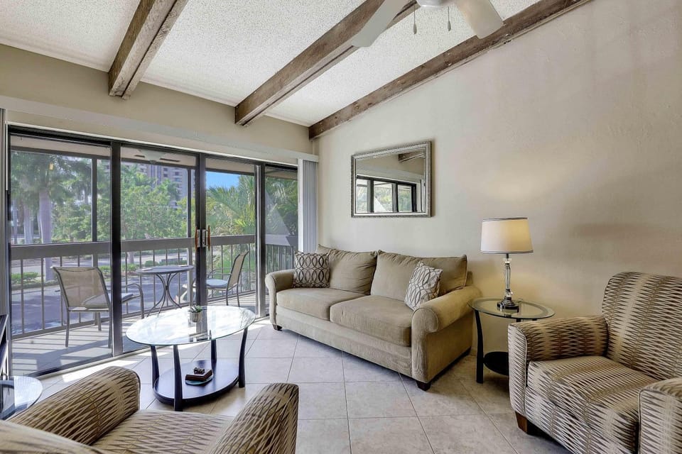 Inland condo with pool and steps to beach/food/shops House in Marco Island