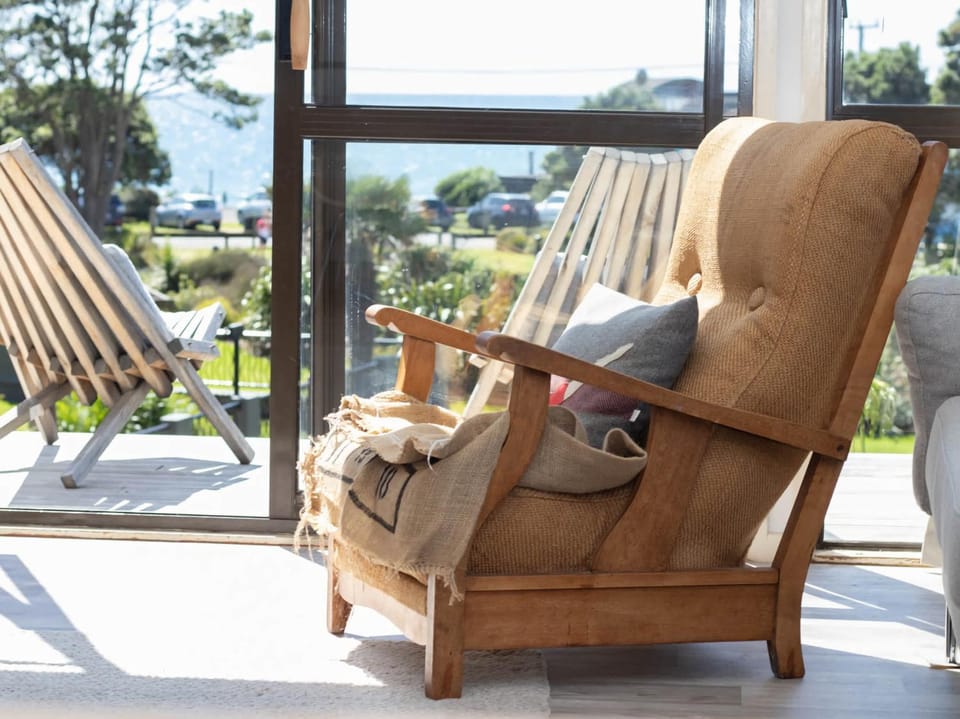 Aqua Vista On Arden - beachfront bach in Oakura House in Taranaki, New Zealand