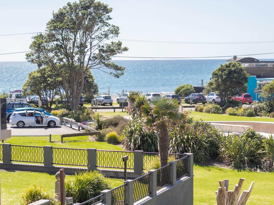 Aqua Vista On Arden - beachfront bach in Oakura House in Taranaki, New Zealand