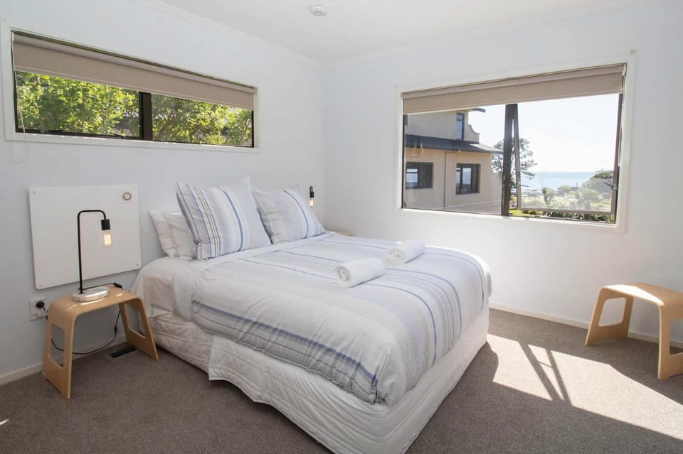 Aqua Vista On Arden - beachfront bach in Oakura House in Taranaki, New Zealand