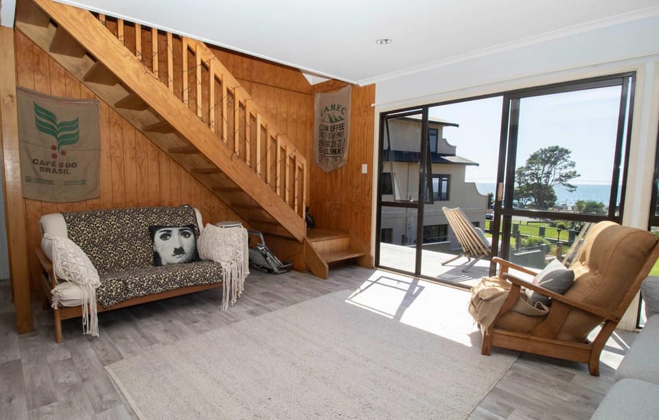 Aqua Vista On Arden - beachfront bach in Oakura House in Taranaki, New Zealand