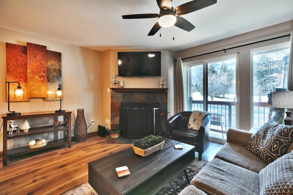 Mountain Views! Hot TubPool Walk to Lifts & Main1 House in Park City