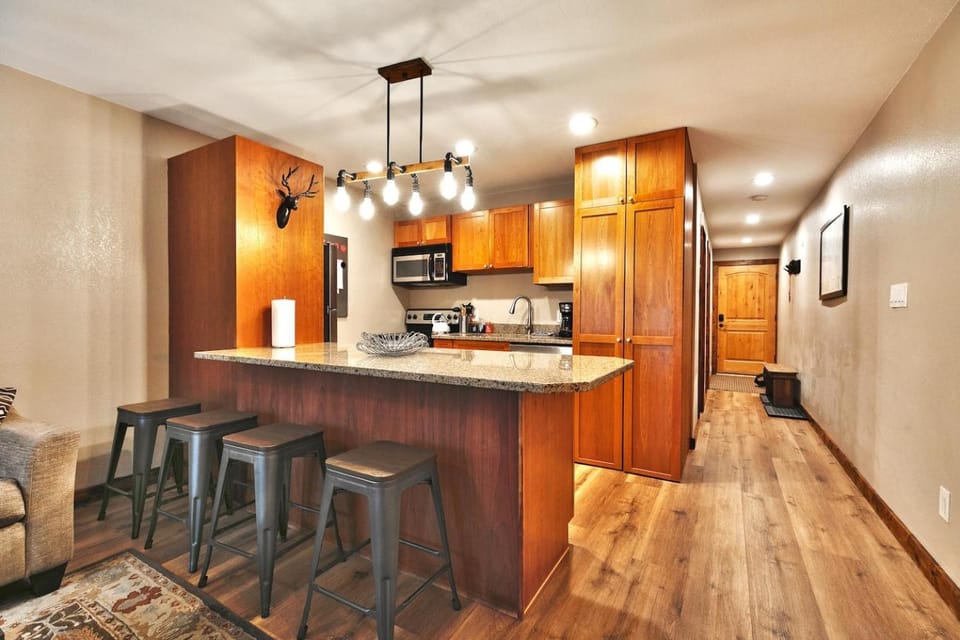 Mountain Views! Hot TubPool Walk to Lifts & Main1 House in Park City