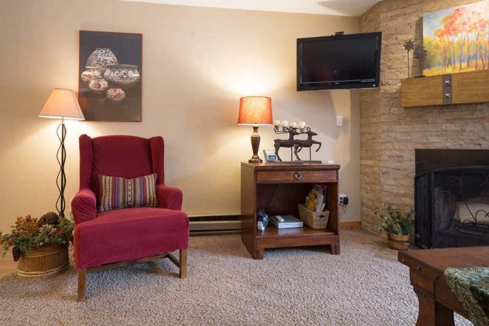 #213 1br Snowcrest Condo Walk 2 Lift Apartment in Park City