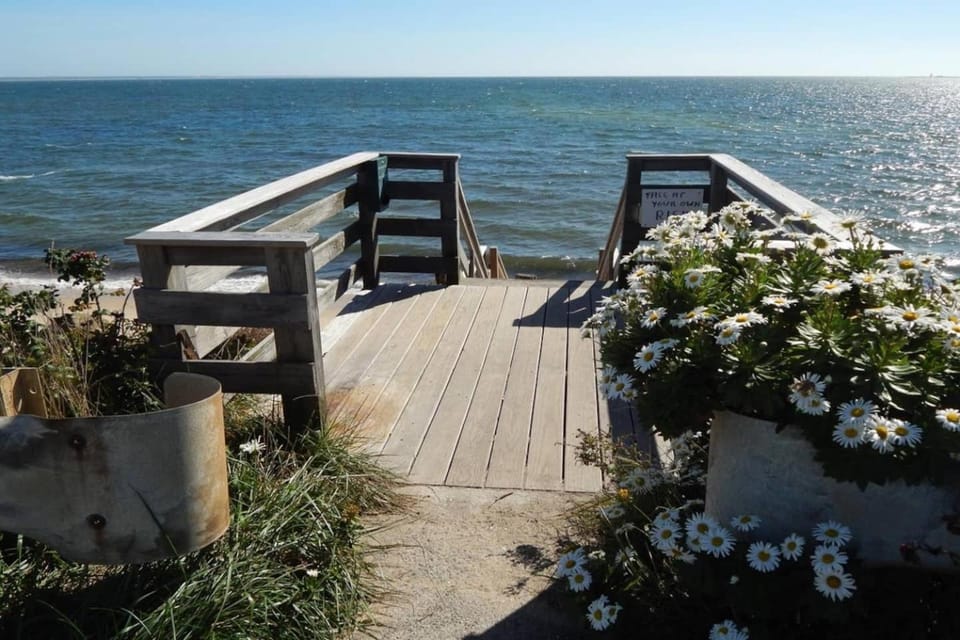 P-Town Beach Beauty on the Bay Water View! House in Provincetown