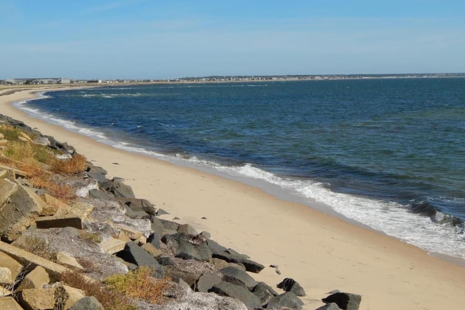P-Town Beach Beauty on the Bay Water View! House in Provincetown