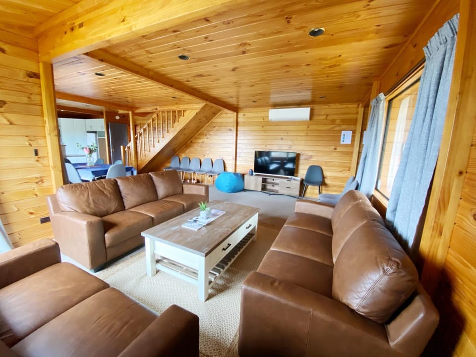 Lake view family Lodge up to 12 people House in Rotorua