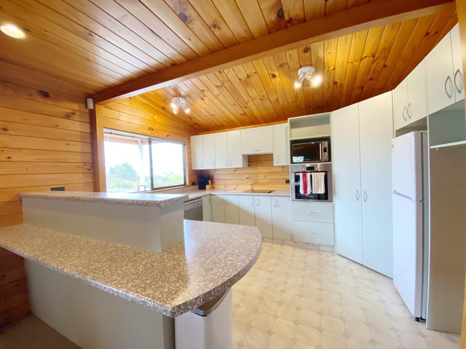 Lake view family Lodge up to 12 people House in Rotorua