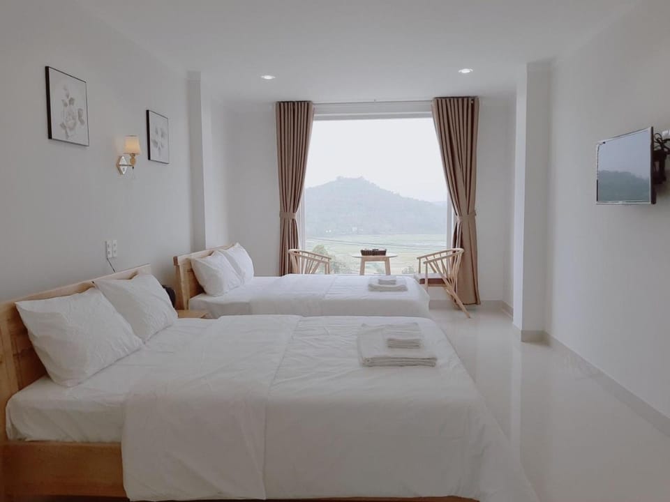 Photo of the whole room, Mountain view