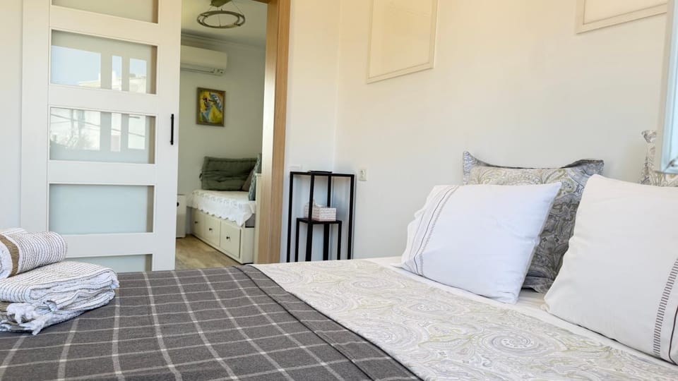 Bed, Photo of the whole room, Seating area, Bedroom, towels