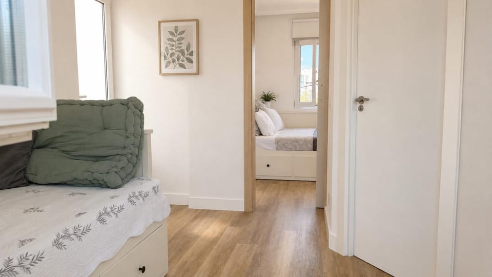 Bed, Photo of the whole room, Seating area, Bedroom