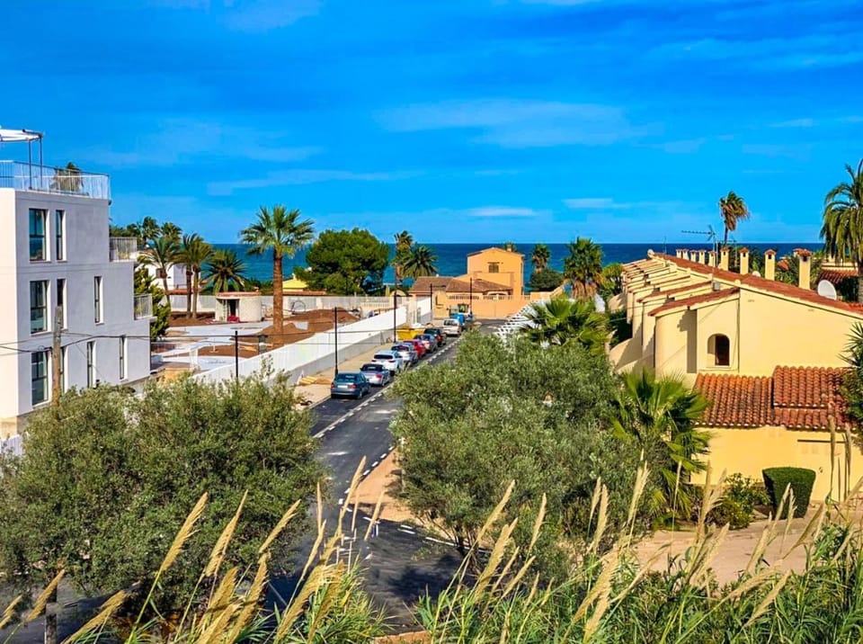 Sea view, Street view