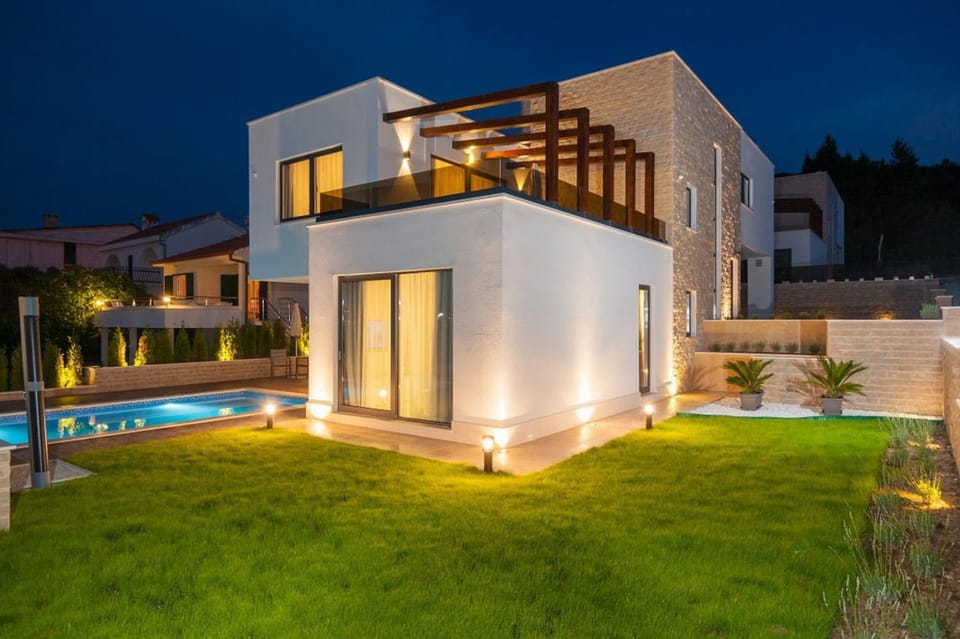 Property building, Patio, Night, Garden, Garden, Balcony/Terrace, Balcony/Terrace, Garden view, Pool view, Swimming pool, Swimming pool, sunbed