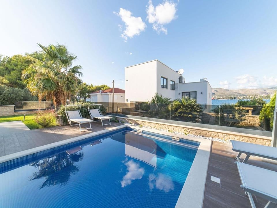 Property building, Day, Natural landscape, Summer, Garden, Garden, Balcony/Terrace, Balcony/Terrace, Mountain view, Pool view, Swimming pool, Swimming pool, sunbed