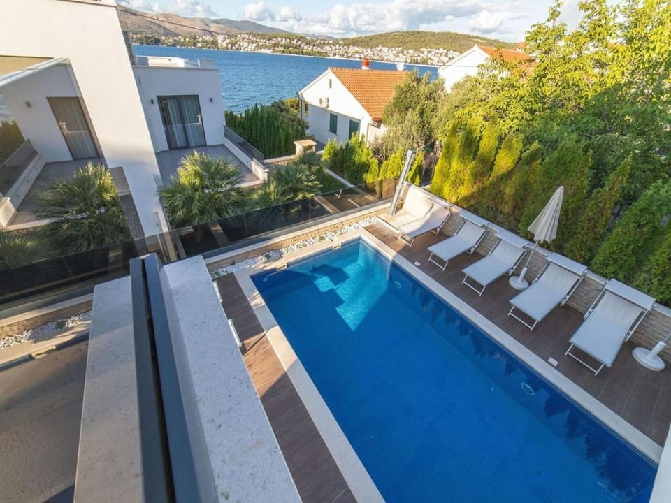 Property building, Day, Natural landscape, Summer, Garden, View (from property/room), Balcony/Terrace, Balcony/Terrace, Mountain view, Pool view, Swimming pool, Swimming pool, sunbed
