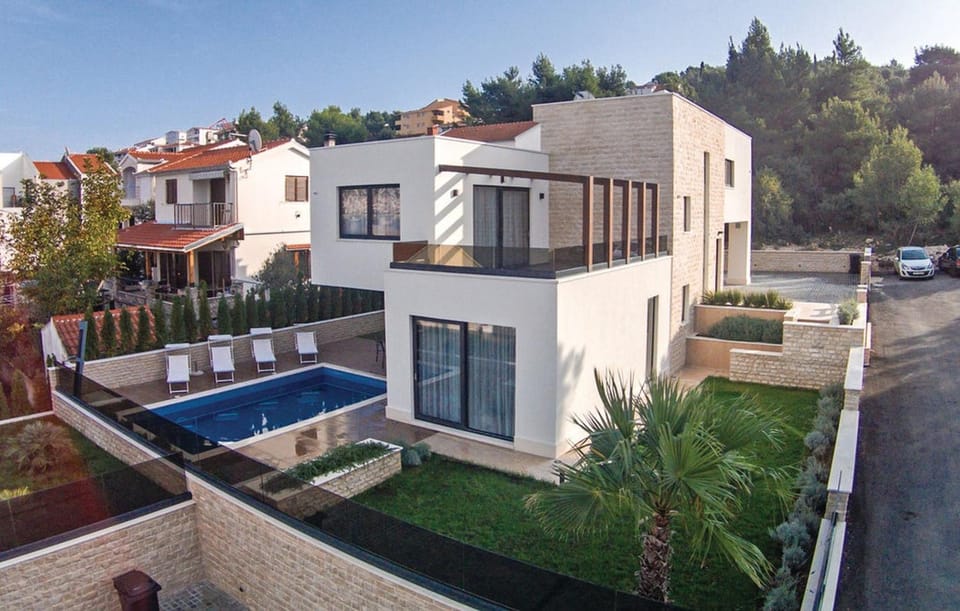 Property building, Day, Neighbourhood, Summer, Garden, Garden, Balcony/Terrace, Living room, Garden view, Pool view, Street view, Swimming pool, Location, Parking