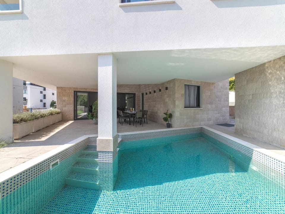 Property building, Day, Garden, Balcony/Terrace, Pool view, Swimming pool, Swimming pool, sunbed