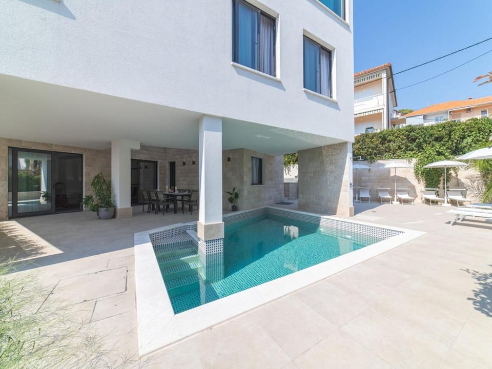 Property building, Patio, Day, Balcony/Terrace, Balcony/Terrace, Pool view, Swimming pool, Swimming pool, sunbed