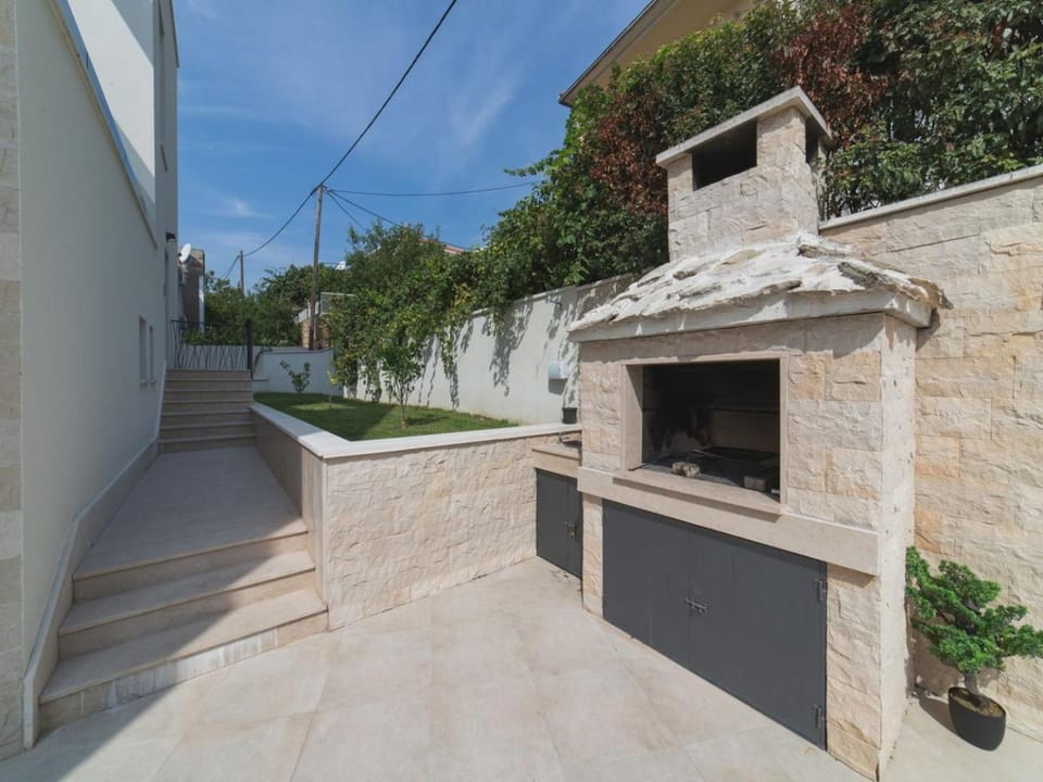 Property building, Day, BBQ facilities, BBQ facilities, Balcony/Terrace
