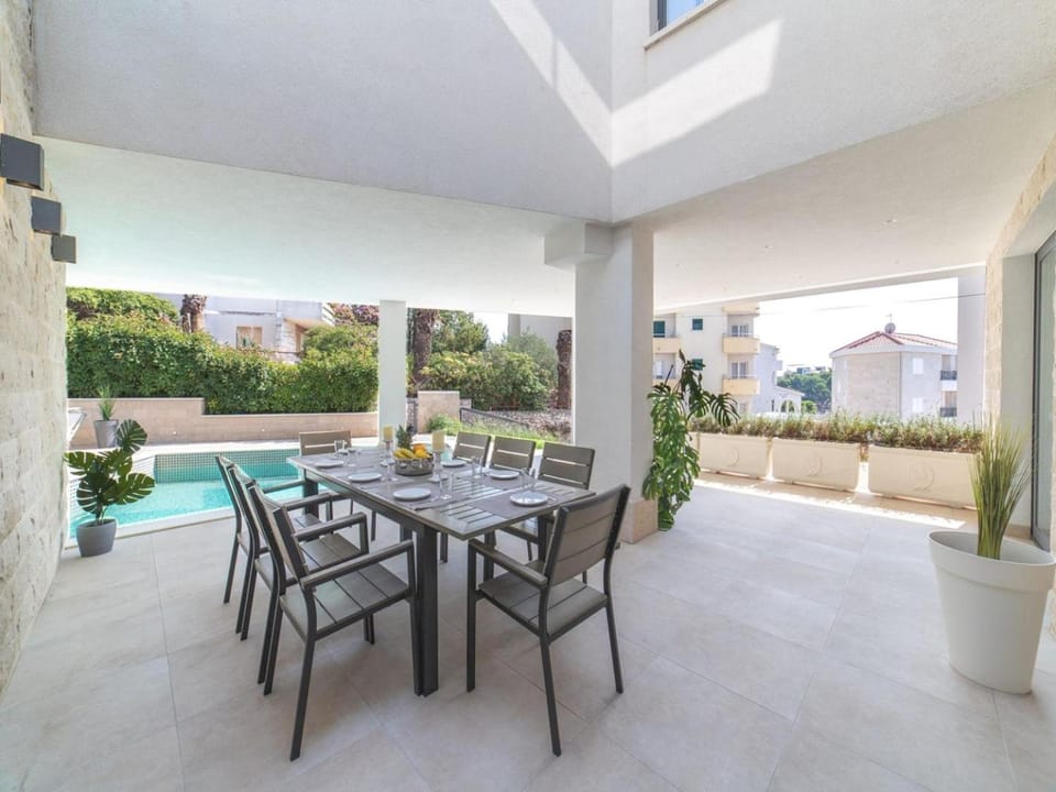 Property building, Patio, Day, Garden, View (from property/room), Balcony/Terrace, Balcony/Terrace, Living room, Seating area, Dining area, Garden view, Pool view, Swimming pool, Swimming pool, sunbed