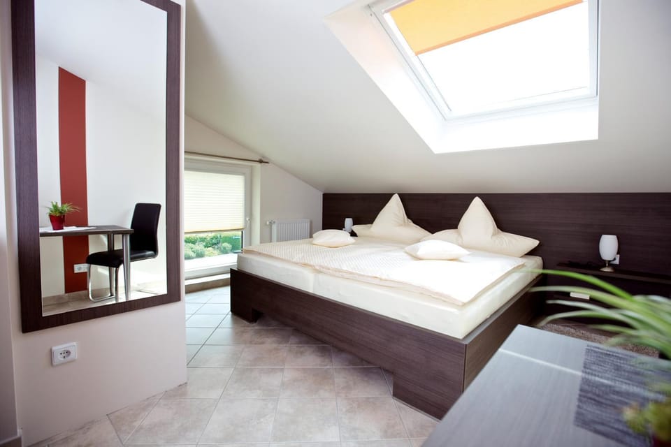 Bed, Photo of the whole room